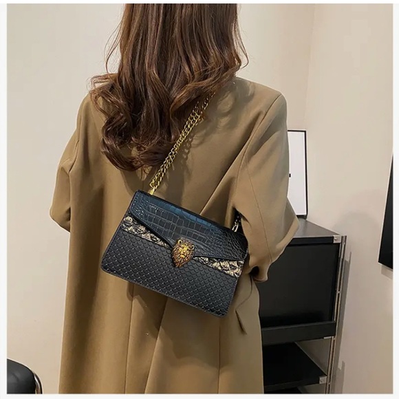 Unbranded Elegant Black Snake-Print Bag w/  Golden Lion Head & Golden Chain-NIP - Picture 15 of 16